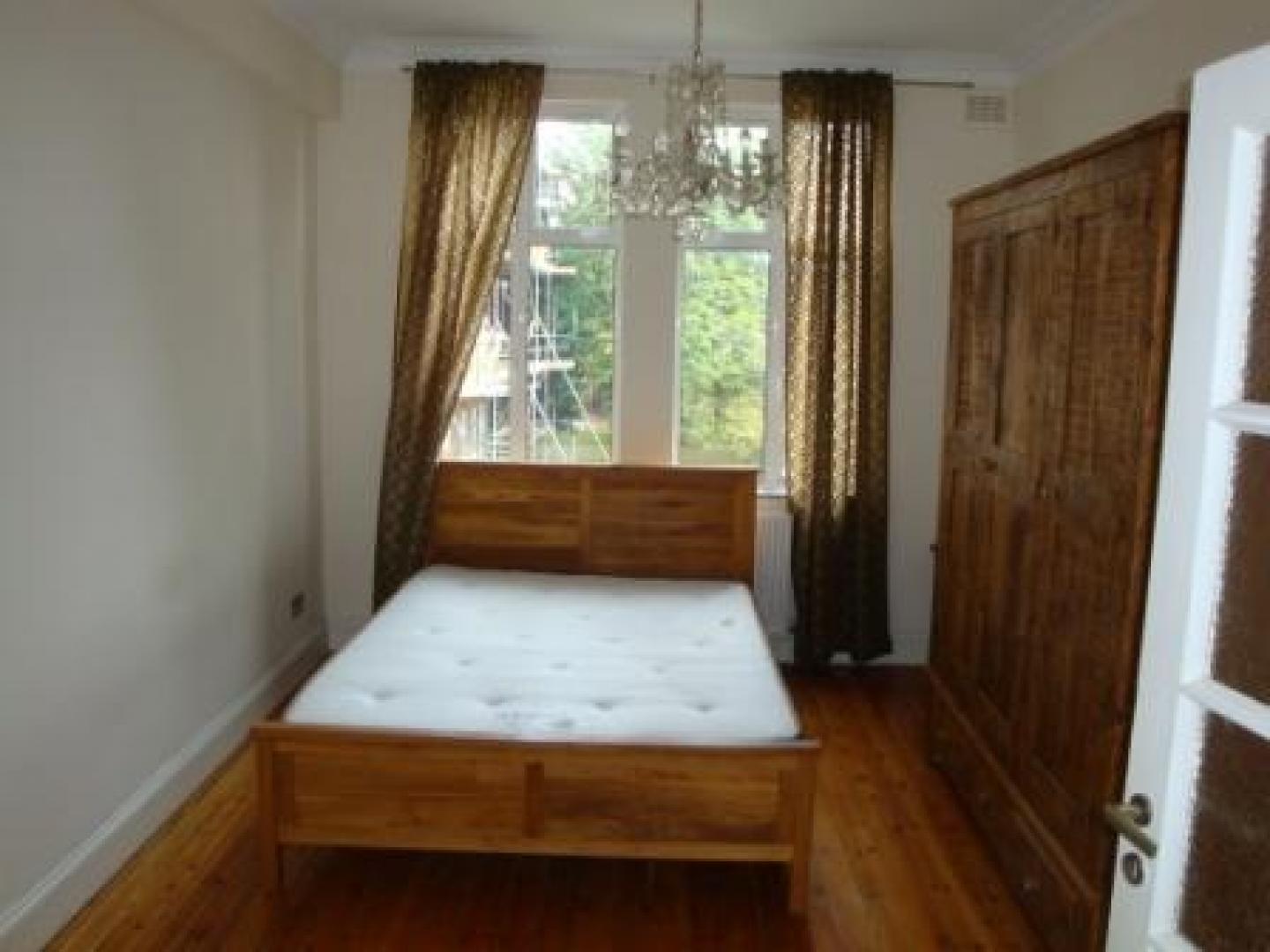 			3 Bedroom, 1 bath, 1 reception Flat			 Golders Green Road, GOLDERS GREEN